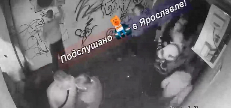 «Нагадили...»: в центре Ярославля толпа молодых людей испортила арку_324587