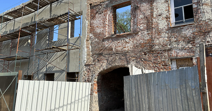 Руины реконструкции: в центре Ярославля памятник XVIII века лишился стен_251812