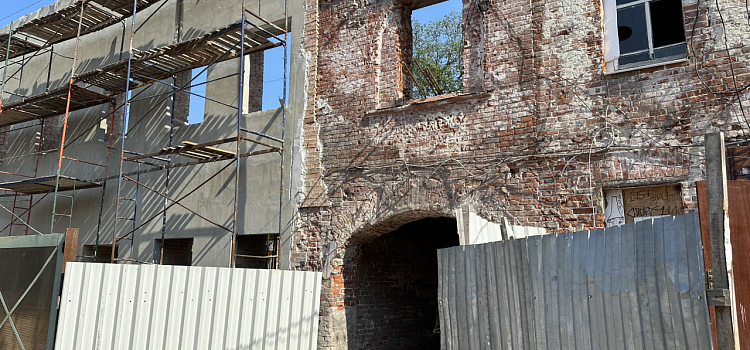 Руины реконструкции: в центре Ярославля памятник XVIII века лишился стен_251812