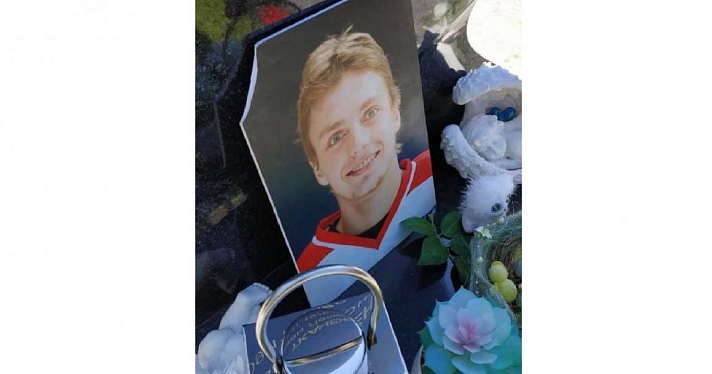 Вандалы повредили памятник погибшему ярославскому хоккеисту Ивану Ткаченко
