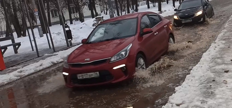 Автомобили тонут: ярославцы массово жалуются на огромные лужи на дорогах города