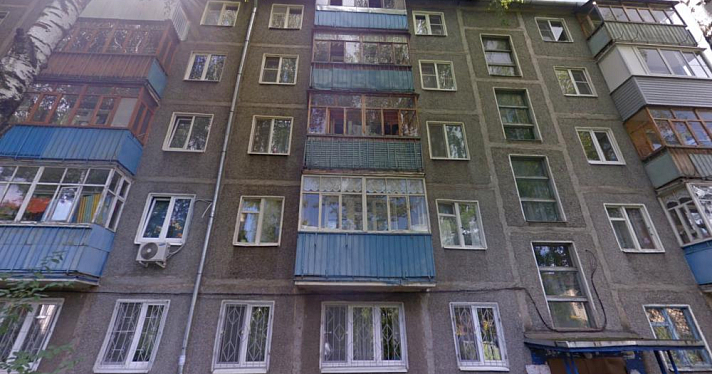 В Ярославле неизвестный из окна четвертого этажа выбросил маленького щенка