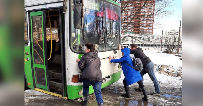 Фото дня. Ярославны толкают троллейбус, который застрял во льду