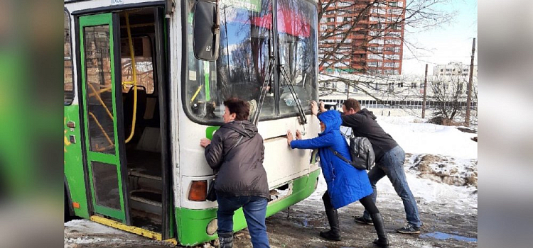 Фото дня. Ярославны толкают троллейбус, который застрял во льду