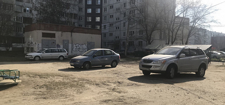 Получат «письма счастья»: в Ярославле во дворах прошел рейд по выявлению парковки в неположенных местах_237876