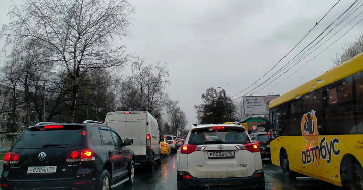 Ремонтируют Юбилейный мост: ярославцы вынуждены стоять в огромных пробках