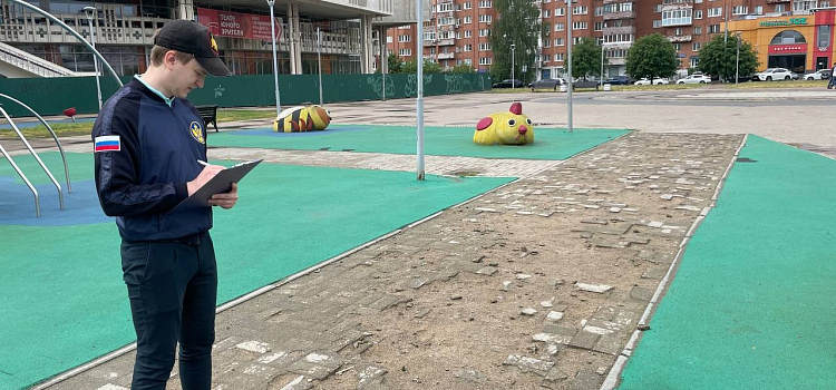 В Ярославле нашли нарушения на детской площадке у ТЮЗа_274419