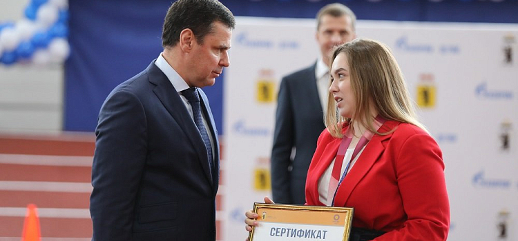 Дмитрий Миронов вручил сертификат на квартиру Олимпийской чемпионке из Ярославля