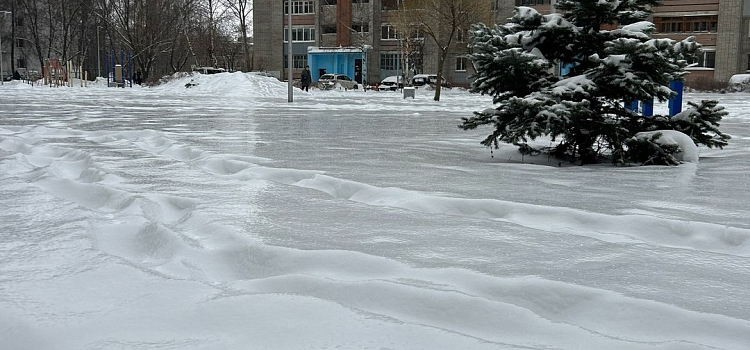 Ледяное царство: тротуары в Ярославле покрылись льдом_289395