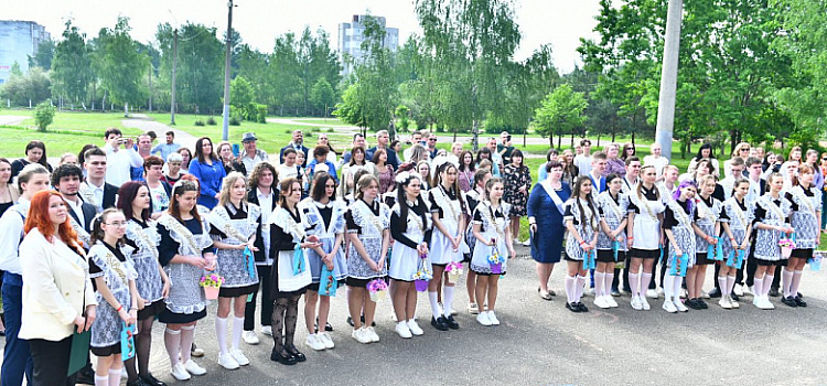 Эти майские дни всегда навевают трогательные воспоминания: в ярославских школах прозвучали Последние звонки_241211