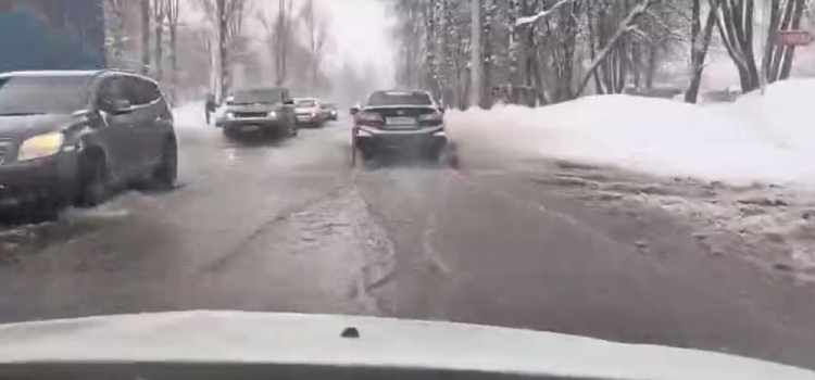 В Ярославле перекрёсток ушёл под воду