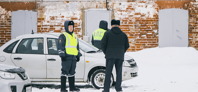В Ярославской области водитель тонированной иномарки стал фигурантом уголовного дела, желая откупиться от штрафов
