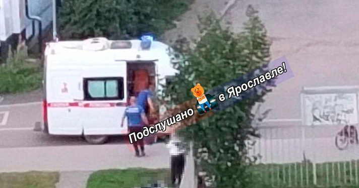В Ярославле во дворе жилых домов умер мужчина