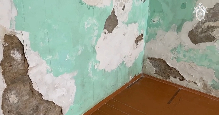 Потолок едва не упал на детей: в Ярославской области разрушается школа искусств_236232