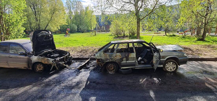 Ночью в Ярославле сгорели два автомобиля