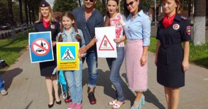 Стас Костюшкин вручил юным ярославцам удостоверения пешехода