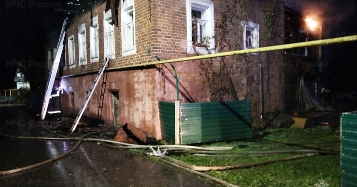 В Вятском сгорела крыша старинного купеческого дома