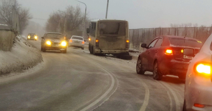 В Рыбинске у автобуса во время движения отвалилось колесо_234990