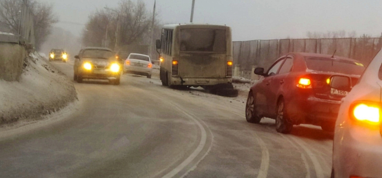В Рыбинске у автобуса во время движения отвалилось колесо_234990
