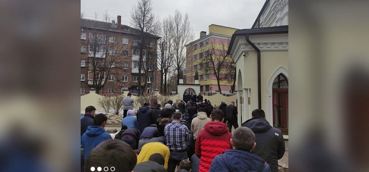 «Люди молятся на асфальте»: ярославец пожаловался на нехватку мечетей в городе