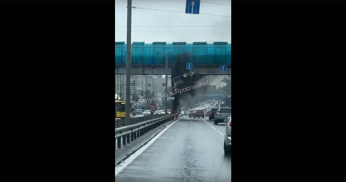 Произошло замыкание: на Московском проспекте в Ярославле сгорел светофор_244745