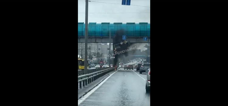 Произошло замыкание: на Московском проспекте в Ярославле сгорел светофор_244745