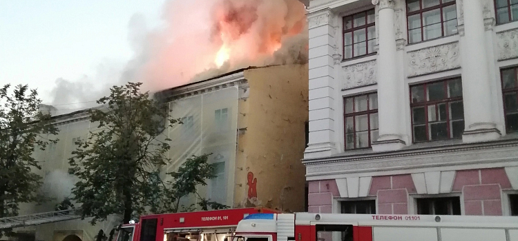 Пролили сверху донизу: жители опасаются обрушения дома-памятника в центре Ярославля после пожара_280865