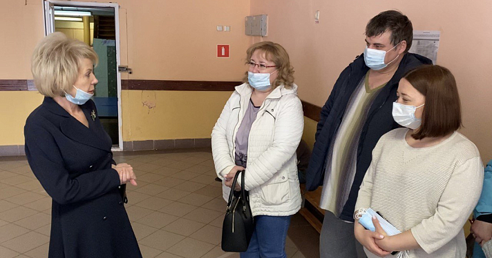 Тётя Лариса Ушакова обсудила с учениками ремонт школы №3_174808