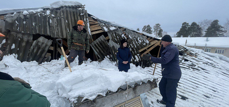 В Ярославской области под тяжестью снега массово рушатся крыши жилых домов_265364
