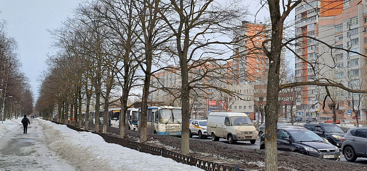 На Ленинградском проспекте в Ярославле образовалась огромная пробка из-за ремонта трамвайного переезда_235567