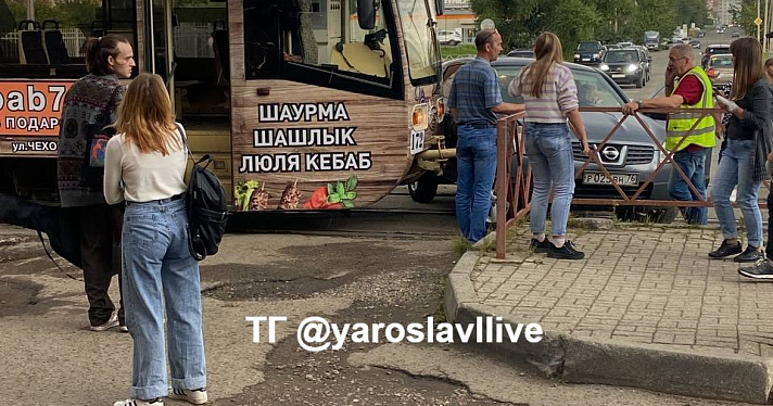 В Ярославле трамвай протаранил легковушку_249561