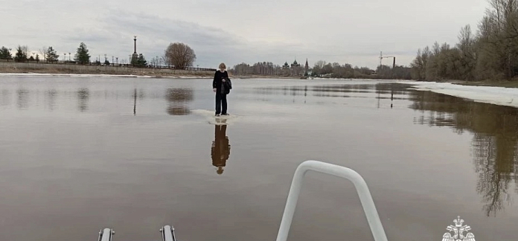 В Ярославле подростка едва не унесло на льдине_314123
