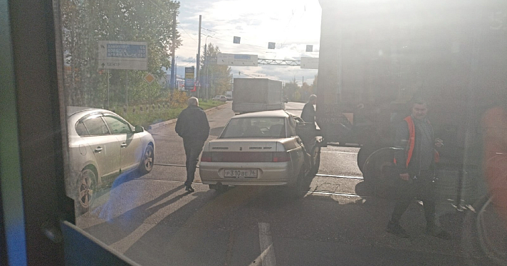 В Ярославле водитель легковушки врезался в товарный поезд_223321