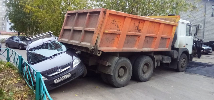 В Ярославле самосвал смял припаркованную во дворе легковушку_253842