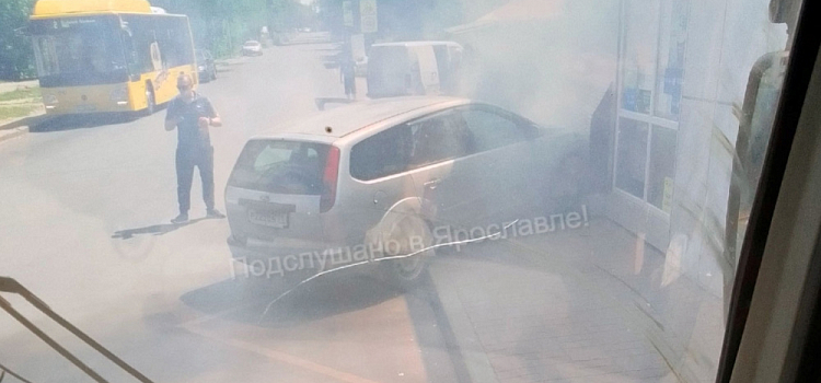 В Ярославле легковушка влетела в остановку общественного транспорта