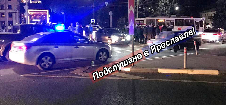 В центре Ярославля в ДТП пострадал мотоциклист_282317