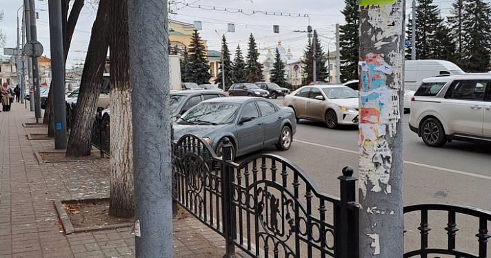 Столбы в клеточку: в Ярославле борются с рекламой на столбах и дорожных знаках, но этот метод плох_228619