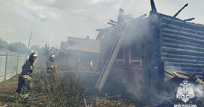 Курил и бросал окурки на пол: житель Ярославской области стал фигурантом уголовного дела по факту пожара в селе