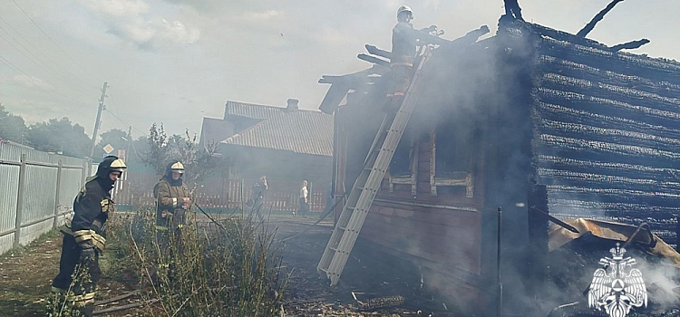 Курил и бросал окурки на пол: житель Ярославской области стал фигурантом уголовного дела по факту пожара в селе