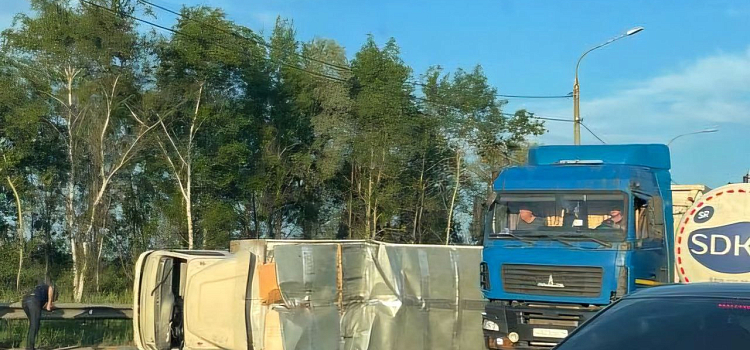 В Ярославле на окружной дороге опрокинулся автомобиль_275048