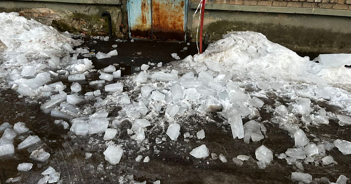 Два человека пострадали в двух районах Ярославля от падения ледяных глыб с крыш_267383