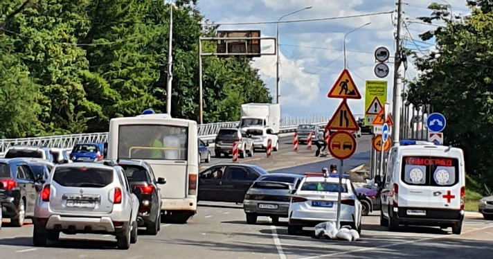 При ремонте Октябрьского моста повредили сети операторов связи