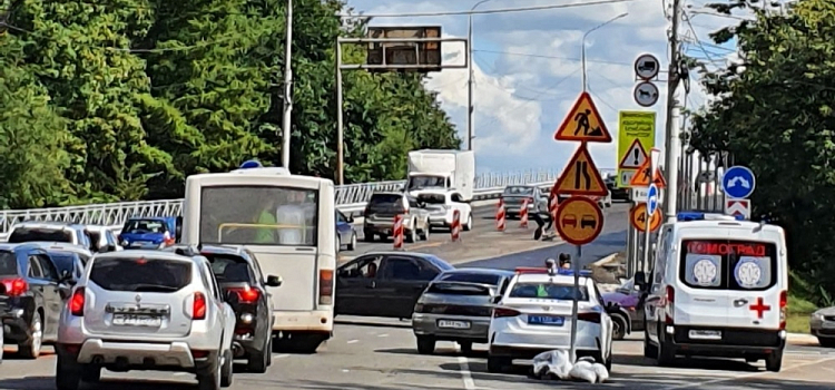 При ремонте Октябрьского моста повредили сети операторов связи