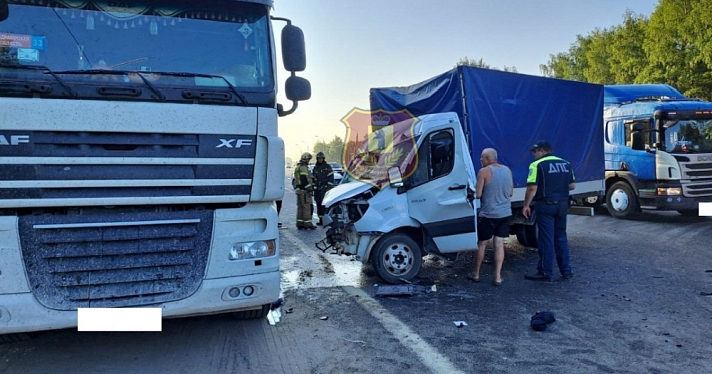 Под Ярославлем столкнулись два грузовика