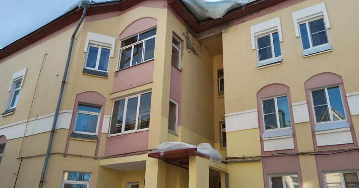 В Рыбинске местная жительница пострадала из-за падения глыбы снега с крыши дома