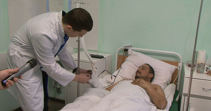 Ярославские врачи спасли руку пациенту, который её отсёк при колке дров
