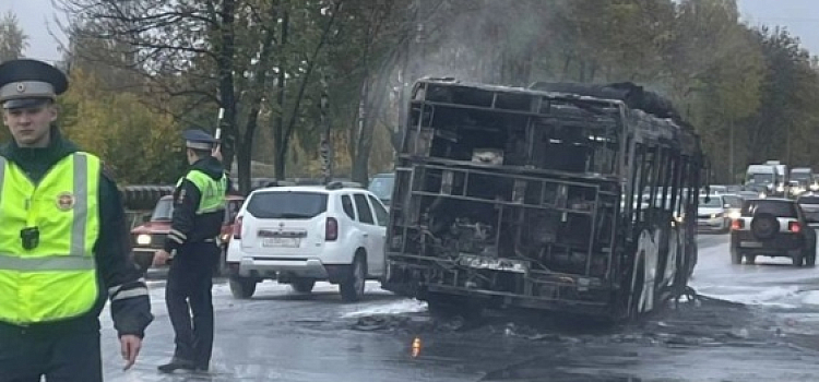В Ярославле пассажирский автобус выгорел дотла