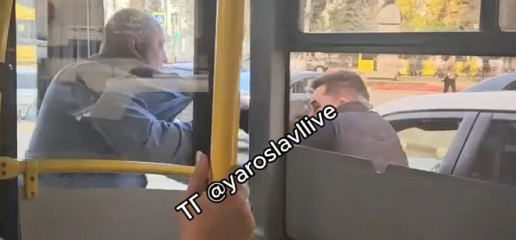 В Ярославле водитель внедорожника накинулся на шофера автобуса