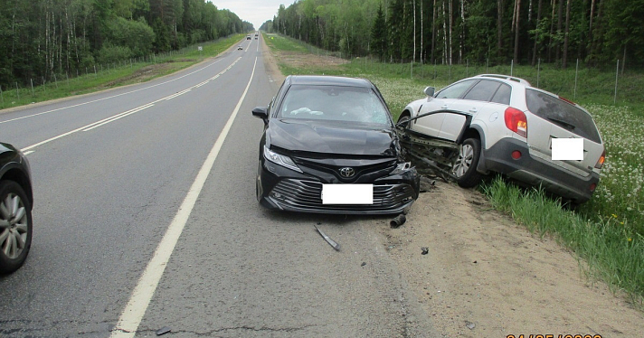 В Ярославской области в ДТП с двумя иномарками пострадали четыре человека_241167