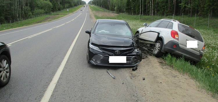 В Ярославской области в ДТП с двумя иномарками пострадали четыре человека_241167